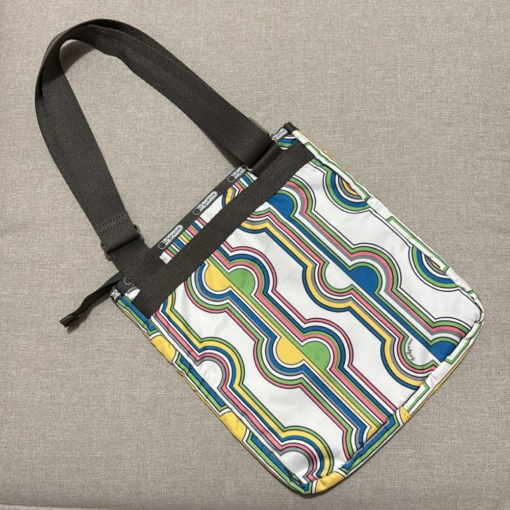 LeSportSac Crossbody Bag-Nylon Retro Print-Wide Gray Strap-3 Zip Compartments - Picture 6 of 16
